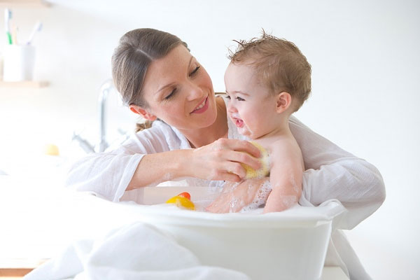Sử dụng xà phòng và dầu gội đúng cách cho bé