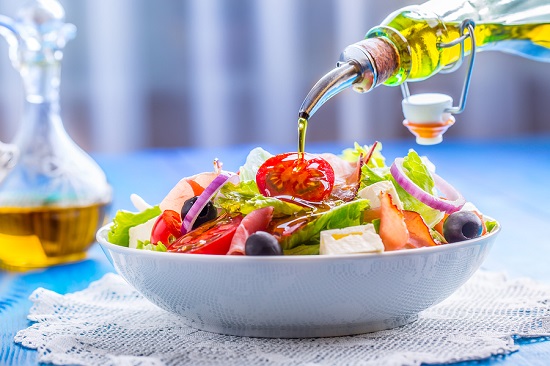 Πόσο λάδι να βάζετε στη σαλάτα για μέγιστη απορρόφηση θρεπτικών συστατικών - Onmed.gr