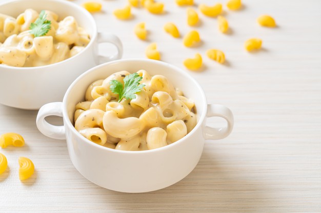 Macaroni and cheese with herbs in bowl Premium Photo