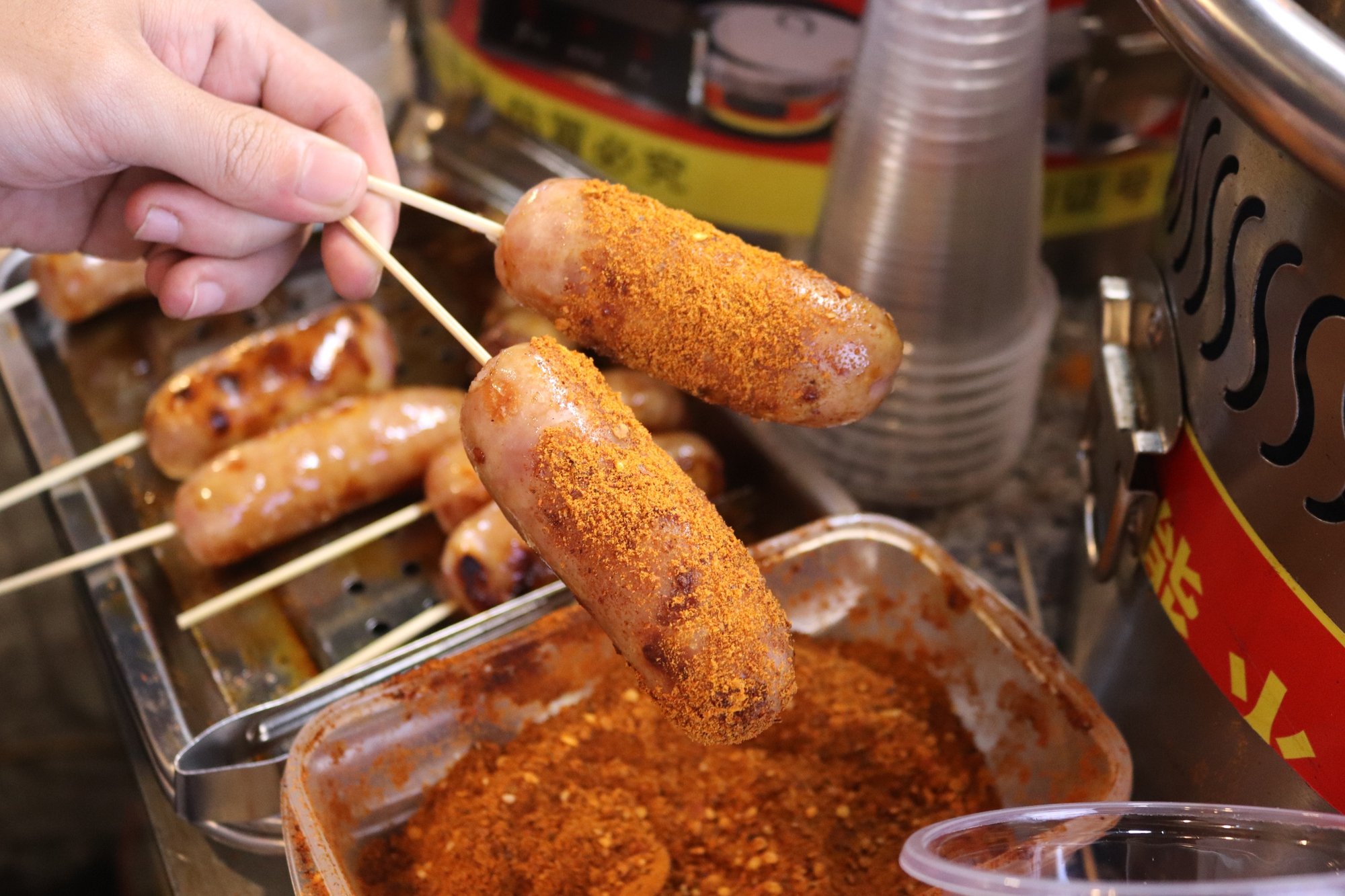 Mở quầy lạp xưởng nướng đá, ông chủ GenZ bán gần 800 xiên mỗi ngày