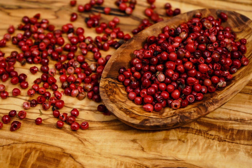 What's the difference between black, white, pink & green peppercorns?
