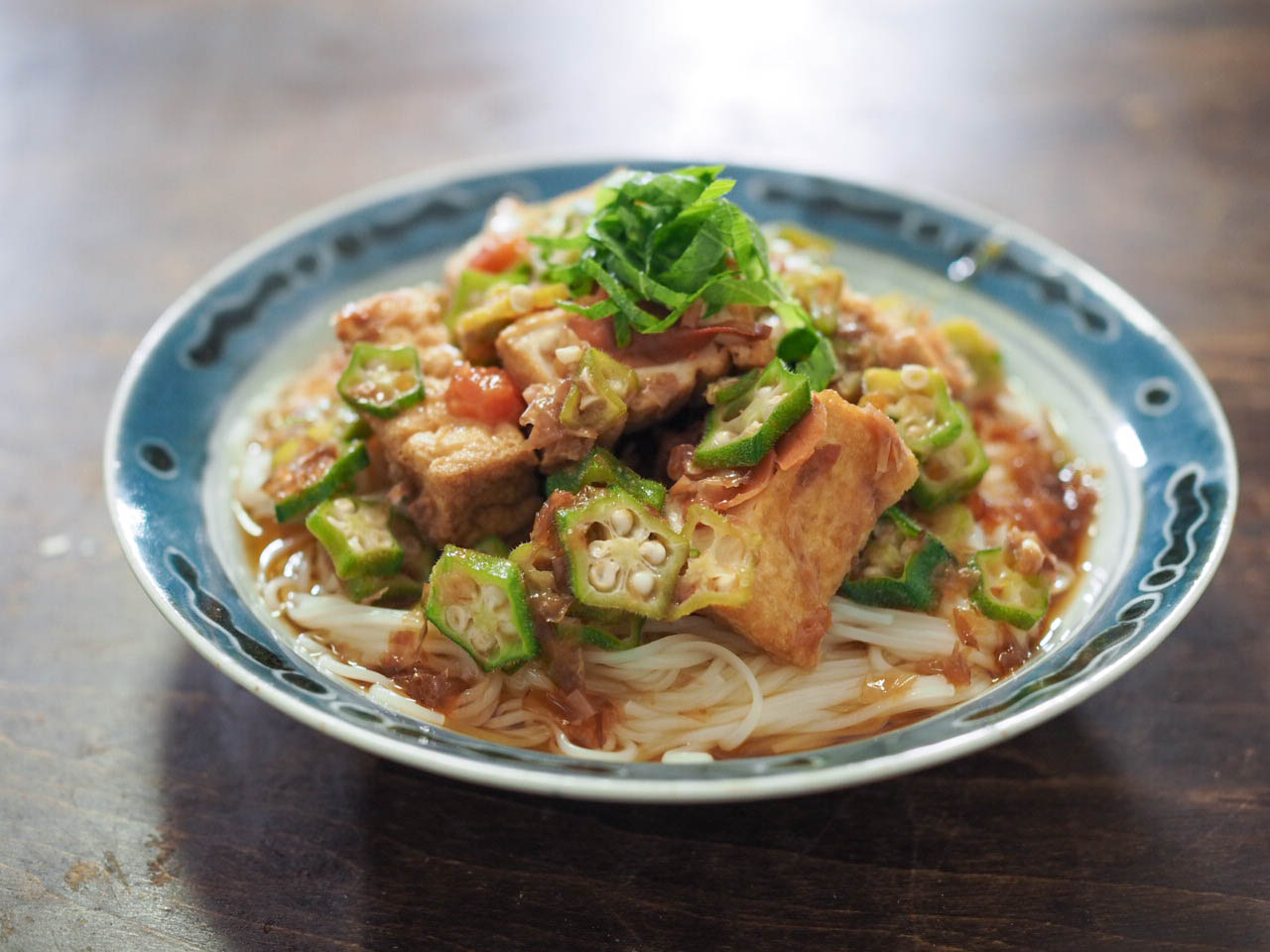 厚揚げとオクラの梅煮のぶっかけそうめん | 奥薗壽子のなべかまぺえじ