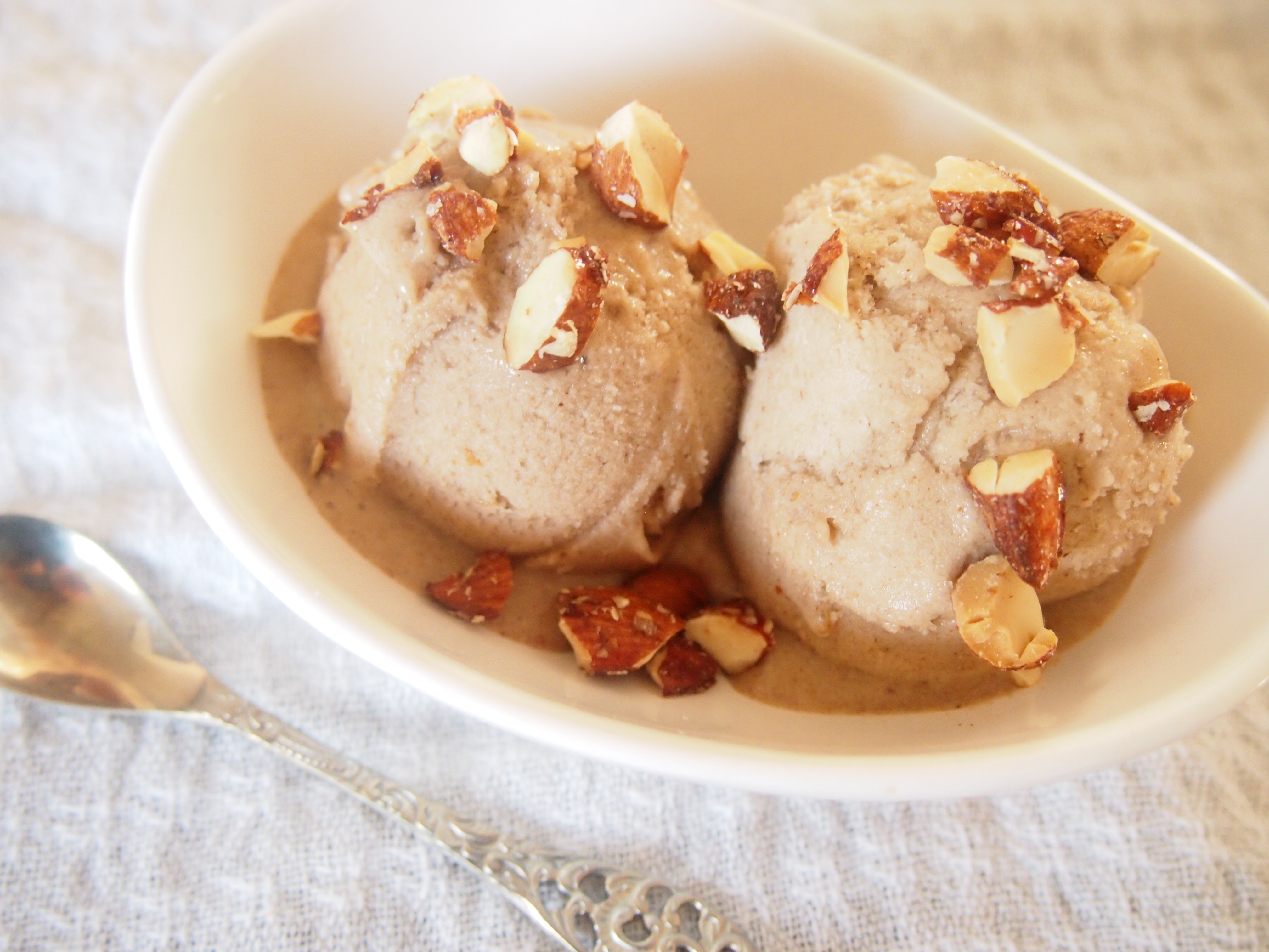 Banana & Cinnamon Instant Ice Cream with Cinnamon Roasted Almonds (Gluten,  Dairy & Refined Sugar Free & Paleo) – Hungry Cub